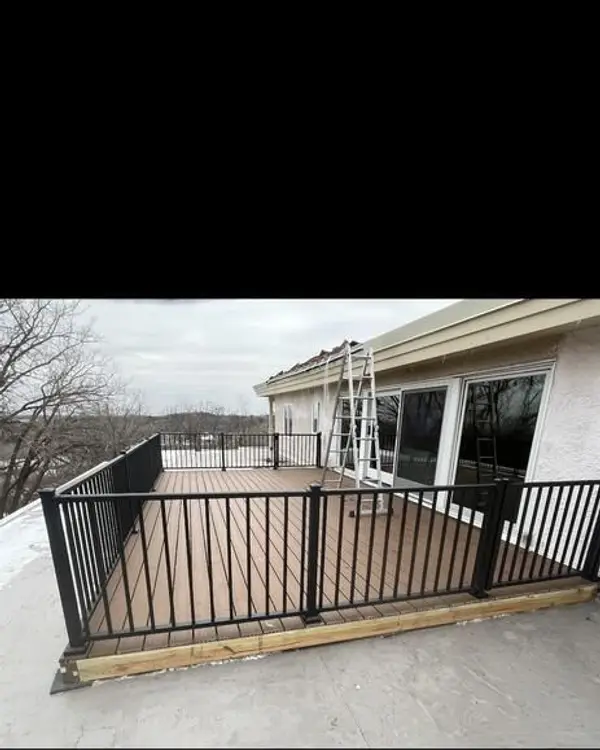 Modern Home Fences — 081